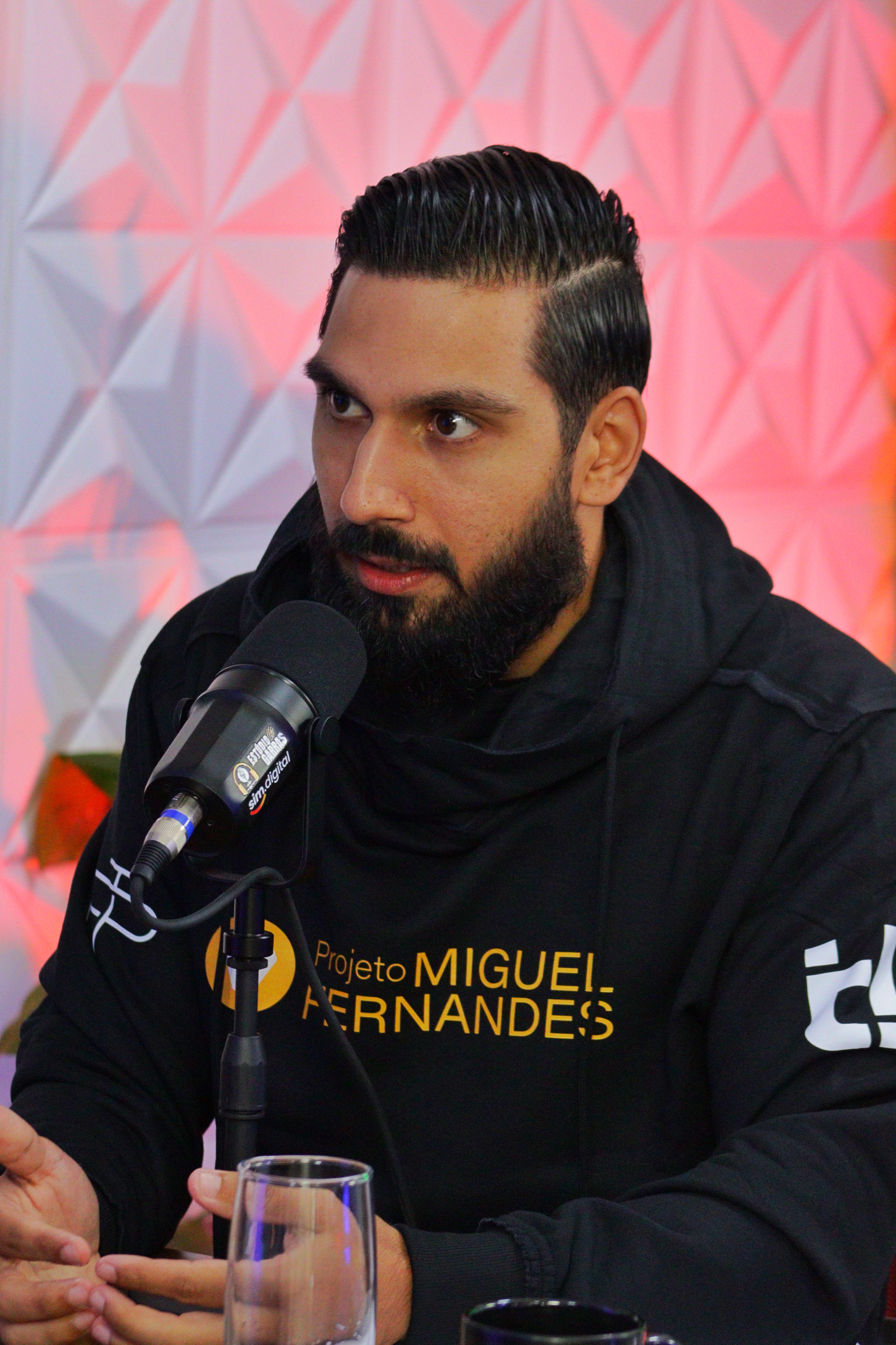 Miguel Andrade participando de uma conversa ao microfone